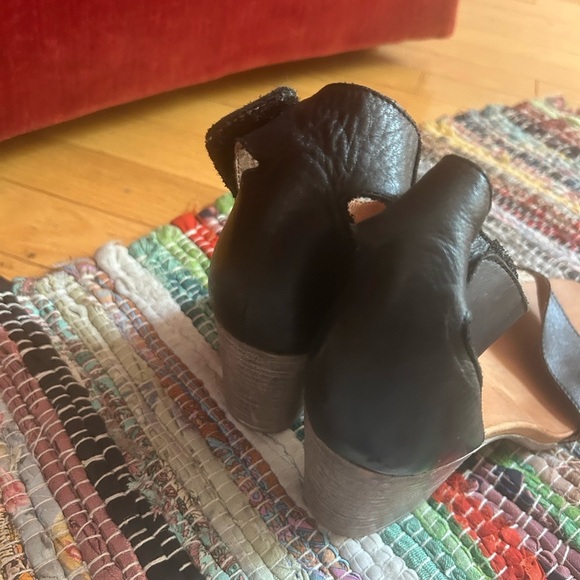 EOS Black and Tan Leather Sandals 39/8.5 - Picture 4 of 16